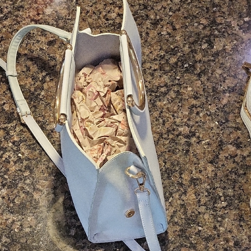 Moda Luxe Powder Blue Shoulder Bag with Gold Accents & Modern Elegance - Picture 8 of 10